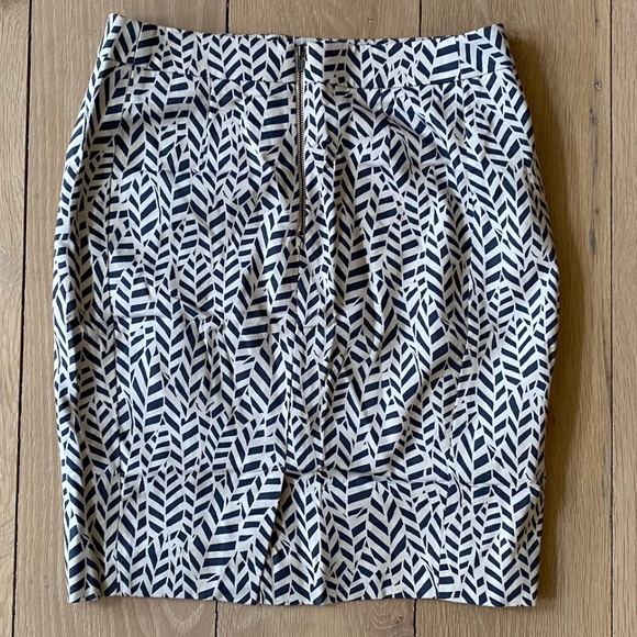 LOFT Grey and Cream Geo Printed Pencil Skirt, Size 6P - Picture 2 of 3